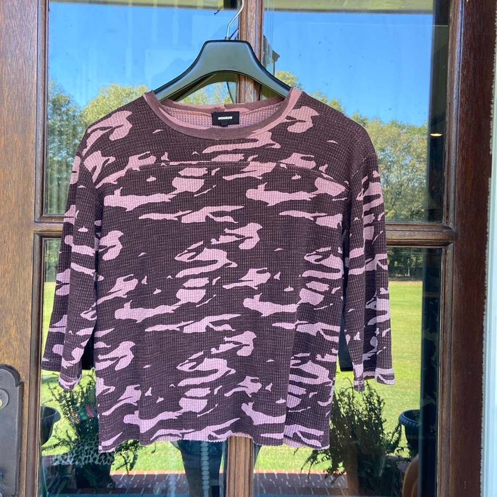 Monrow two tone camo thermal‎ top. Size Medium